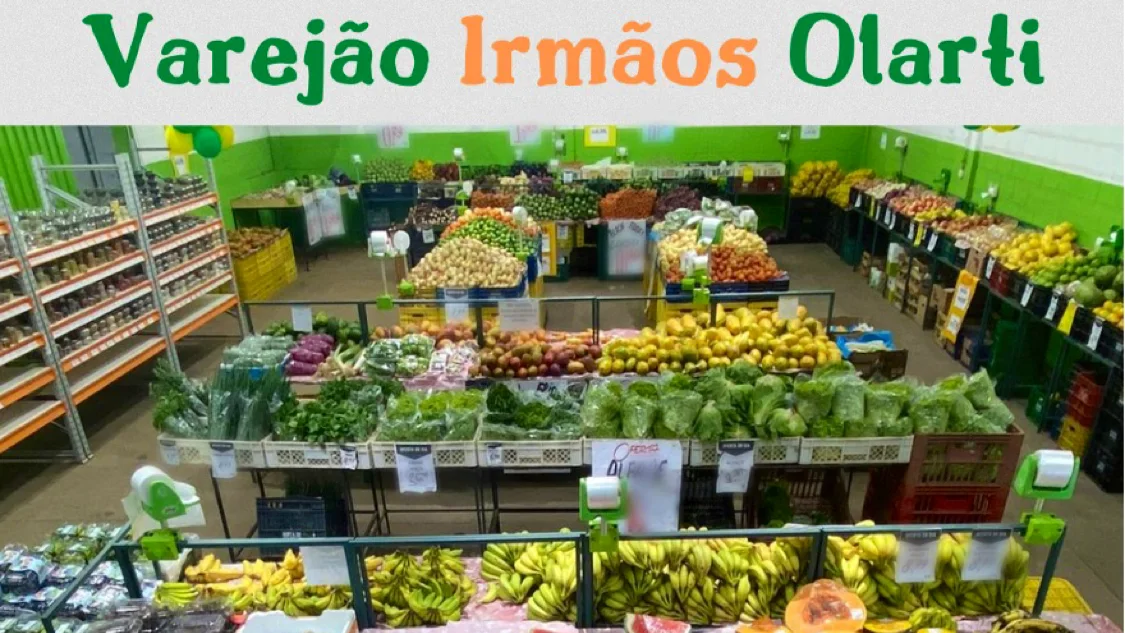 Banca farta com verduras, legumes e bananas