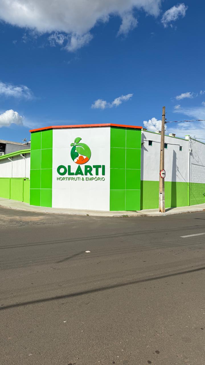 Banca farta com verduras, legumes e bananas