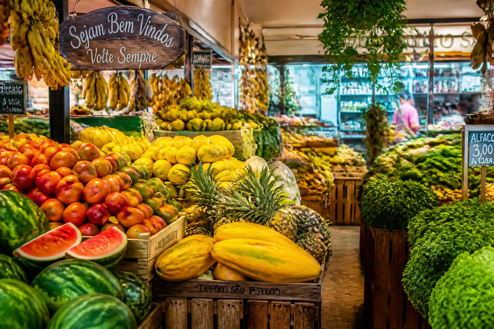 Hortifruti vibrante com frutas tropicais e verduras frescas